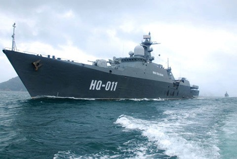 Tàu hộ vệ tên lửa Đinh Tiên Hoàng mang số hiệu HQ-011 cập cảng Cam Ranh ngày 5/3/2011 và được biên chế vào lực lượng hải quân Việt Nam ngay sau đó. Chiến hạm lớp Projekt 11661E Gepard 3.9 này do nhà máy đóng tàu A.M Gorky ở Zelenodolsk của Nga đóng theo hợp đồng đã ký kết với Hải quân Việt Nam cuối năm 2006. Phía Nga và Việt Nam đã ký hợp đồng trị giá 350 triệu USD, đóng 2 chiến hạm lớp Gepard 3.9 của Viện thiết kế ZPKB ở Zelenodolsk. Đây là chiến hạm đầu tiên được khởi đóng tháng 7/2007. Theo đánh giá của ông Renat Mistakhov, Giám đốc công ty A.M Gorky, Gepard 3.9 đã thể hiện tính năng chiến - kỹ thuật cao trong suốt quá trình thử nghiệm trên biển Baltic. Ảnh: Trọng Thiết.